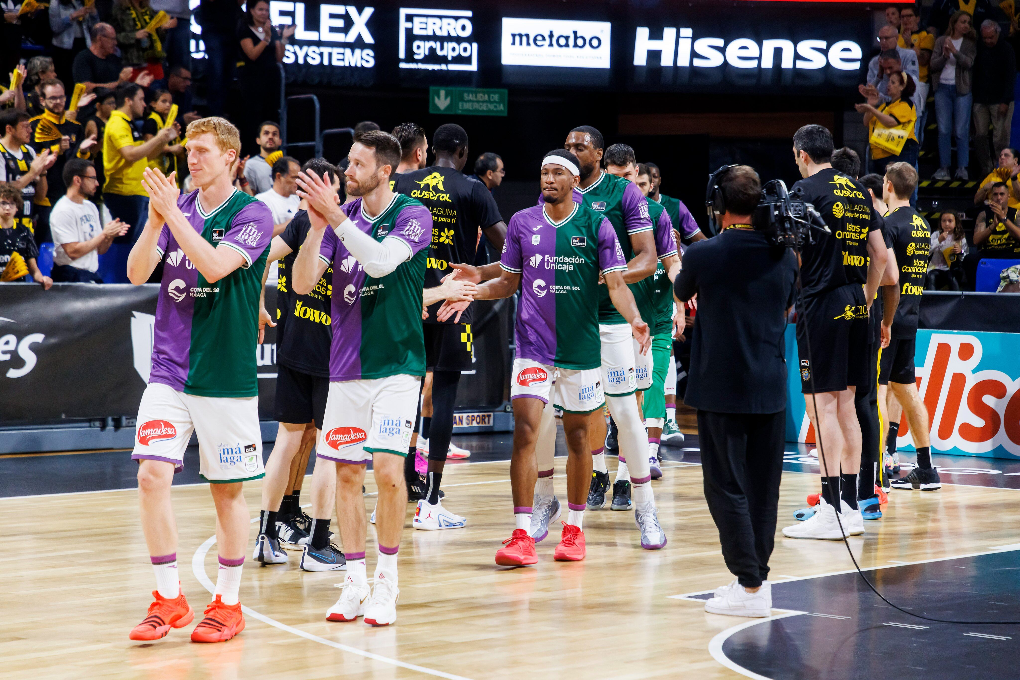 Los jugadores del Unicaja accedieron a la pista por el pasillo que le hizo el Tenerife tras el título de la BCL