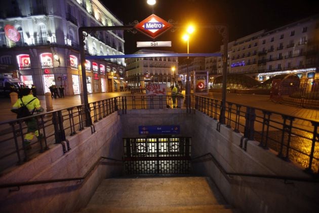 Las entradas y salidas de Metro de la madrileña Puerta del Sol cerradas como medida de seguridad.