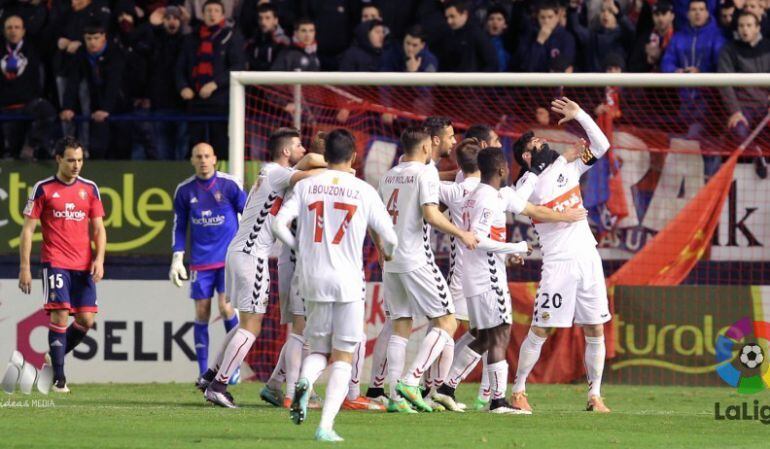 Marcos celebra el gol del Nàstic a Pamplona en el partit de la primera volta.