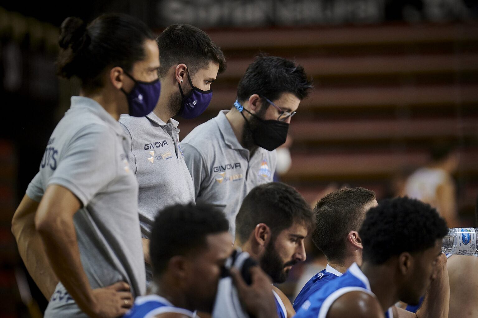 De pie con mascarilla, tres integrantes del cuerpo técnico del Hereda San Pablo que continuarán en el equipo. / Foto: SPB - Borja B. Hojas