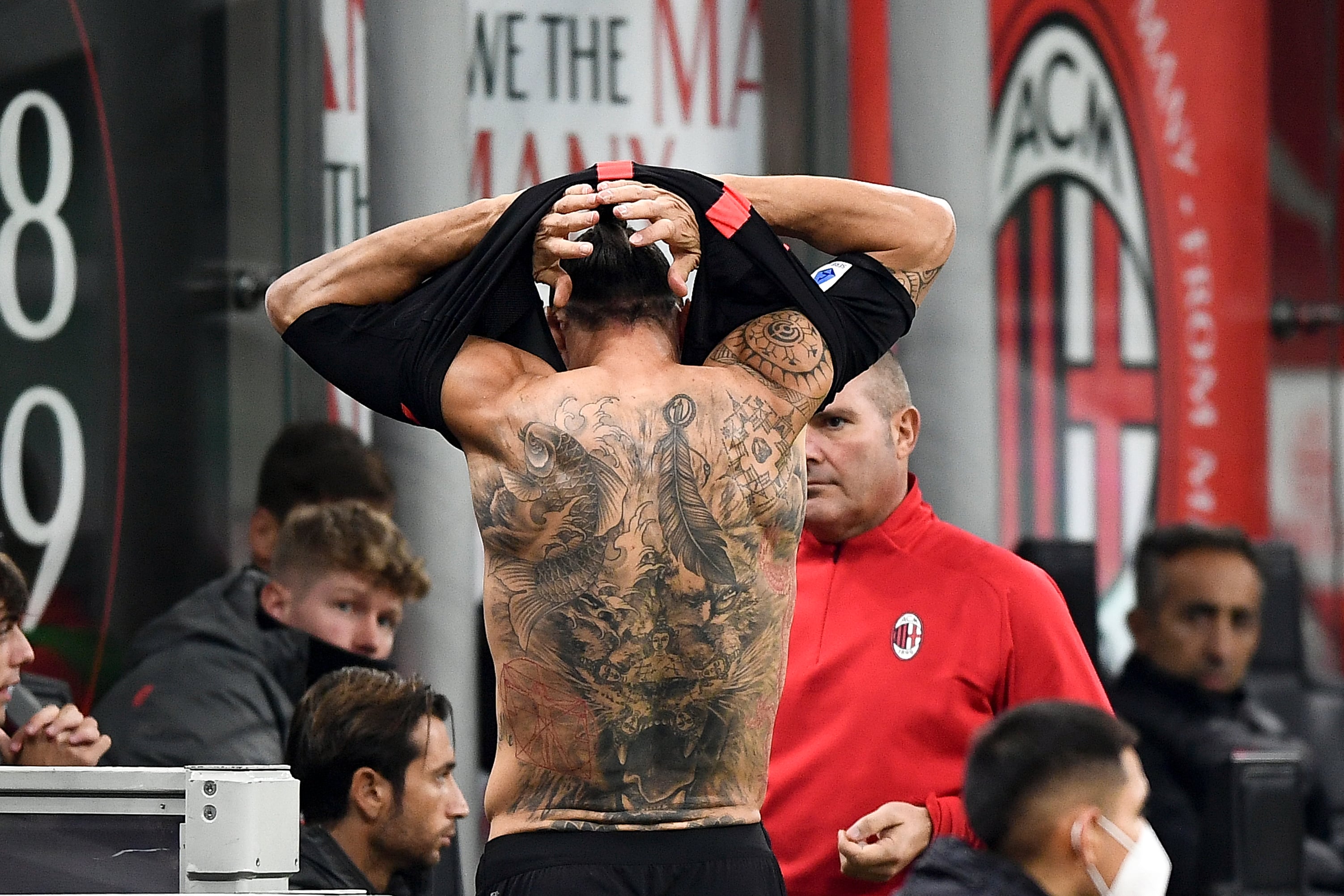 STADIO GIUSEPPE MEAZZA, MILAN, ITALY - 2021/10/26: Zlatan Ibrahimovic of AC Milan puts on his shirt during the Serie A football match between AC Milan and Torino FC. AC Milan won 1-0 over Torino FC. (Photo by Nicolò Campo/LightRocket via Getty Images)