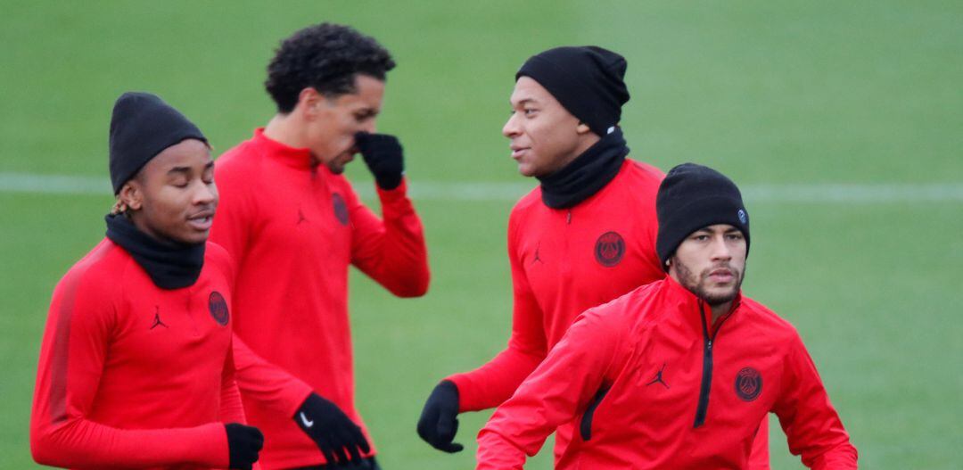 Neymar y Mbappé se ejercitan durante un entrenamiento previo a la Champions