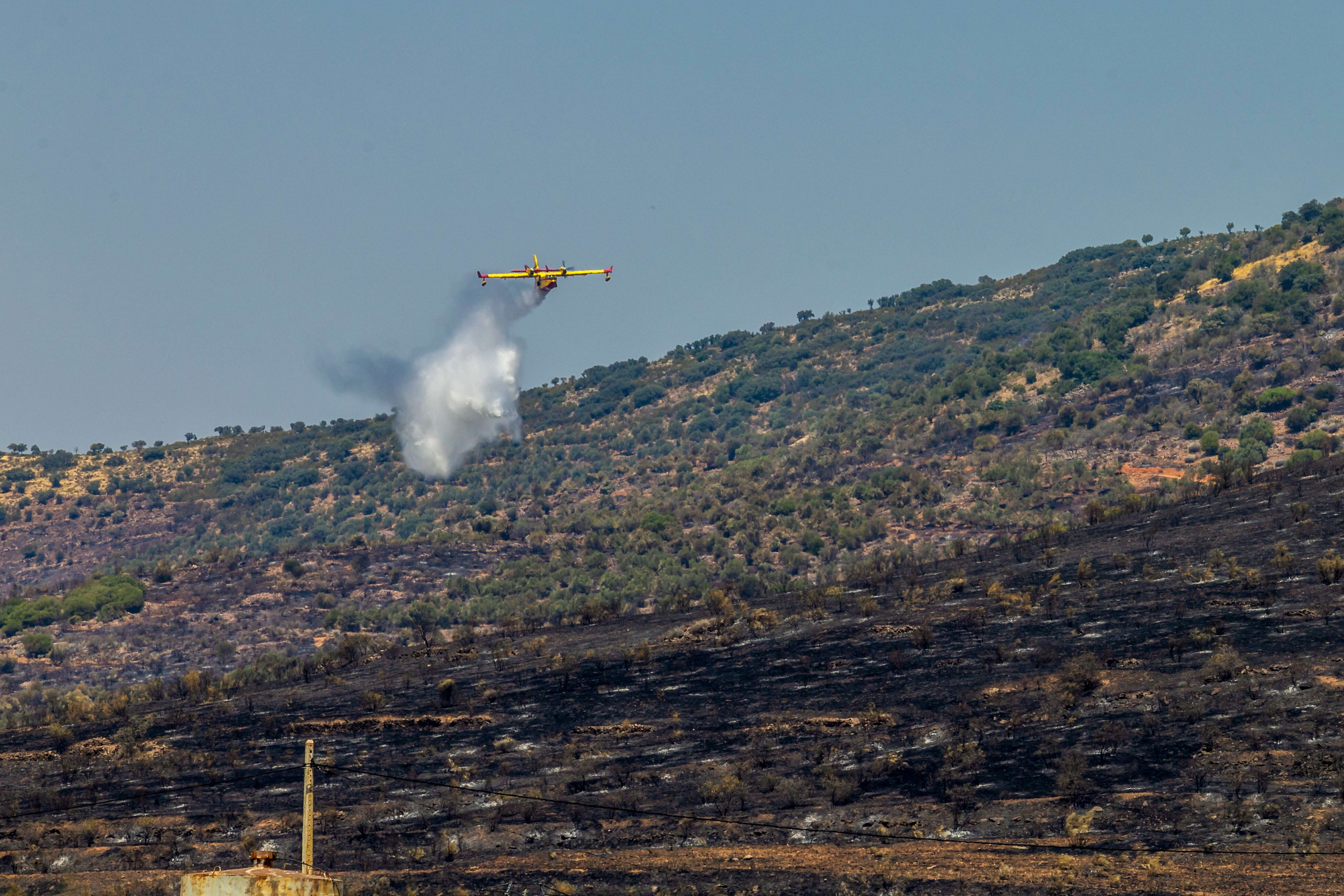 Un hidroavión participa en las tareas de extinción del incendio forestal de La Estrella (Toledo)