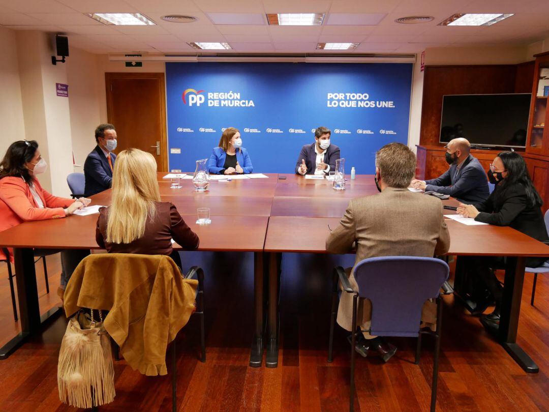 El presidente del PPRM, Fernando López Miras, se reúne con el presidente de CONCAPA Murcia, Alberto González-Costea y el presidente de FAMPACE, Rafael Martínez, entre otros