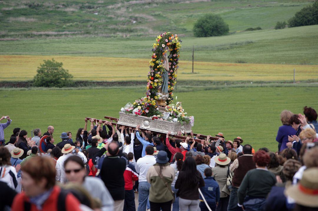 Uno de los momentos más emotivos en los que, a gran velocidad, se sube la cuesta hacia la ermita y se le pide que bendiga los campos y mire a Ciudad Real, Poblete y Valverde