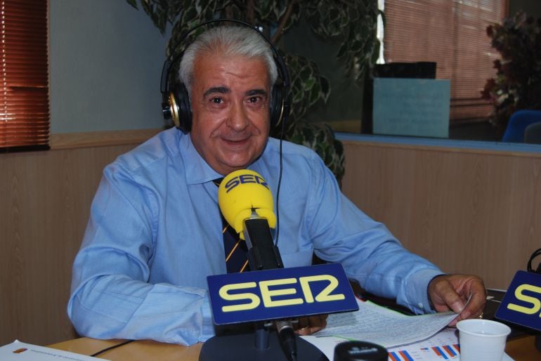 Carlos Ruipérez, alcalde de Arroyomolinos en los estudios de Ser Madrid Oeste (foto de archivo)