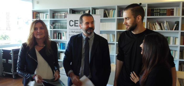 La Directora de CEAR Euskadi, Patricia Bárcena, junto al Secretario Académico del Campus de Bizkaia de la UPV-EHU, Iñigo Urrutia, y la pareja de refugiados ucranianos Vasyl e Irina.