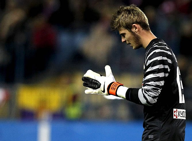 El portero del Atlético de Madrid, David de Gea, anima a sus jugadores para ir a por el partido