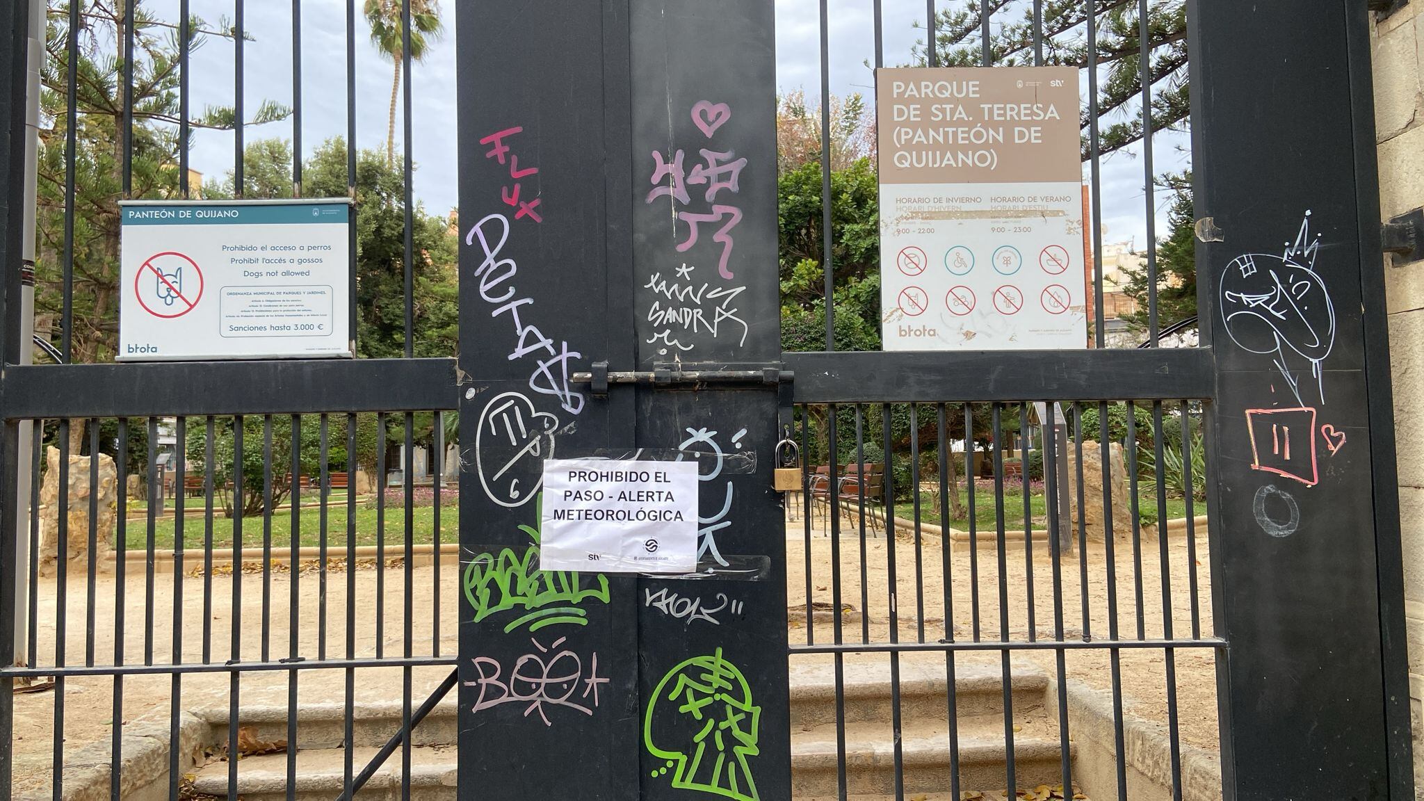 El Ayuntamiento de Alicante cierra parques y los castillos por la alerta por fuertes rachas de viento