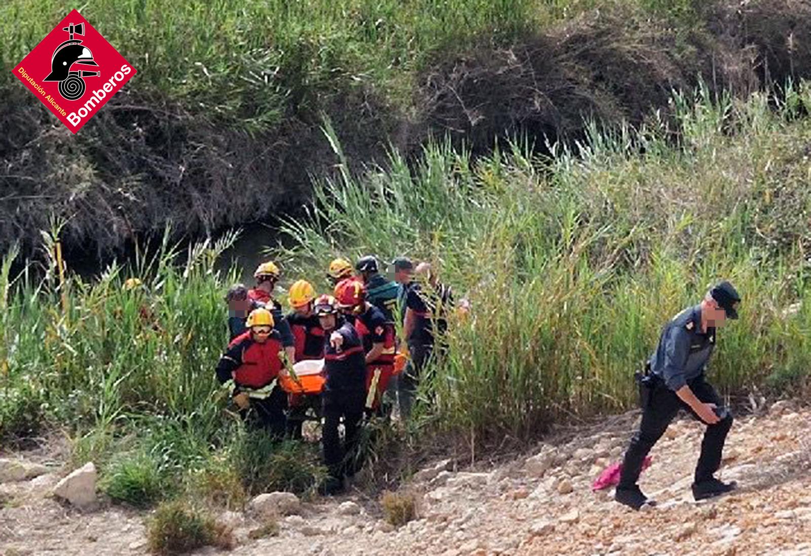 Efectivos del Consorcio de Bomberos retiran el cuerpo sin vida del menor desaparecido en el río Segura