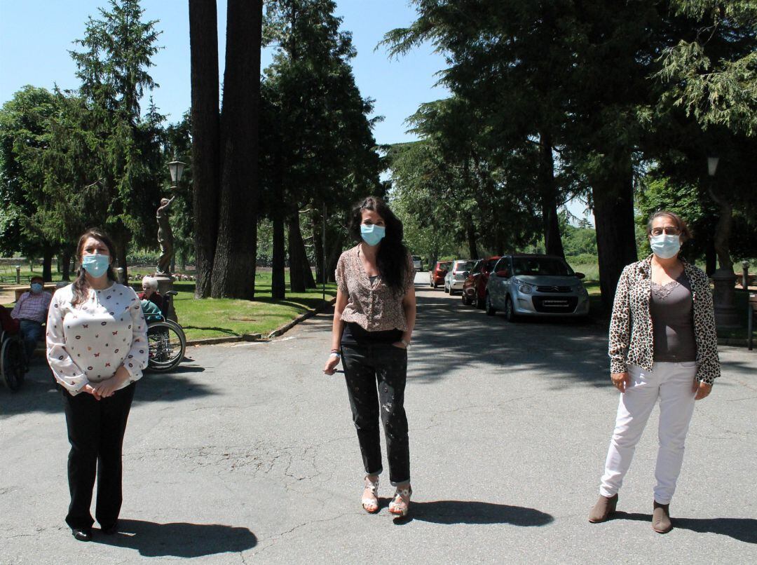 Angustias Fernández (i), Carmen Galán y Teresa Marinero en el Centro de Servicios Sociales La Fuencisla 