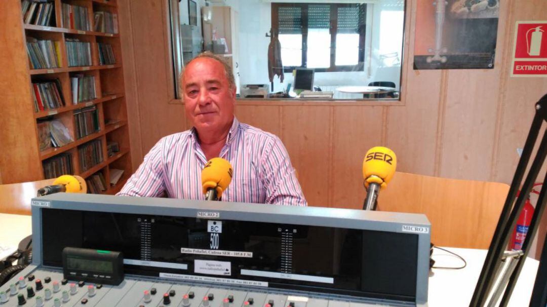 José Luis Posac en los estudios de Radio Peñafiel - Cadena SER.