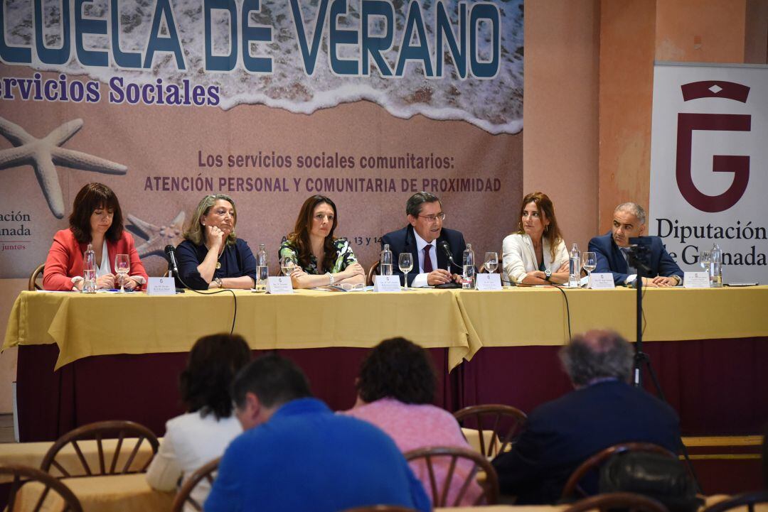 El presidente de la Diputación en funciones, José Entrena, inaugura la Escuela de Verano en Almuñécar