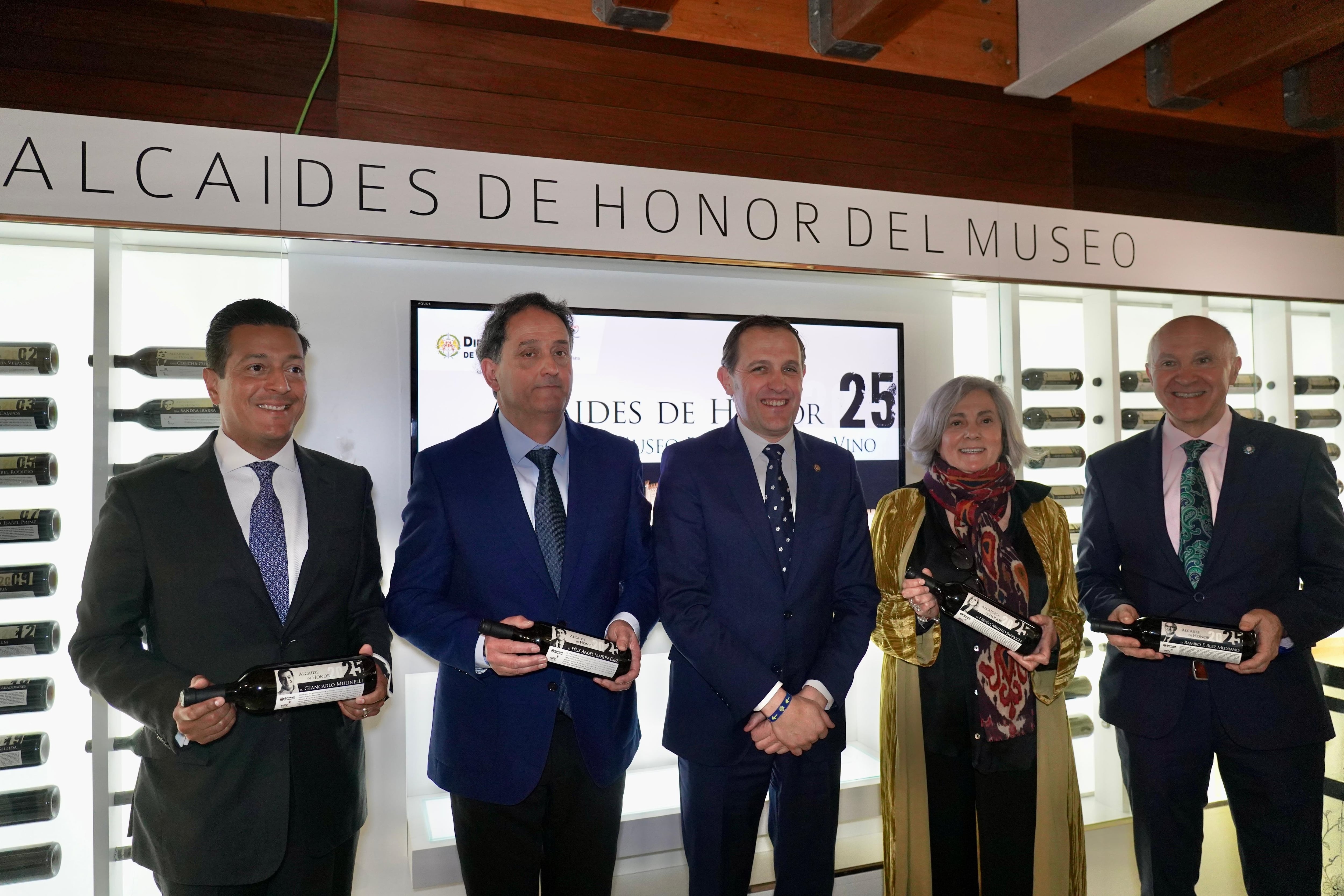 Los Alcaides posan junto al presidente de la Diputación Provincial de Valladolid