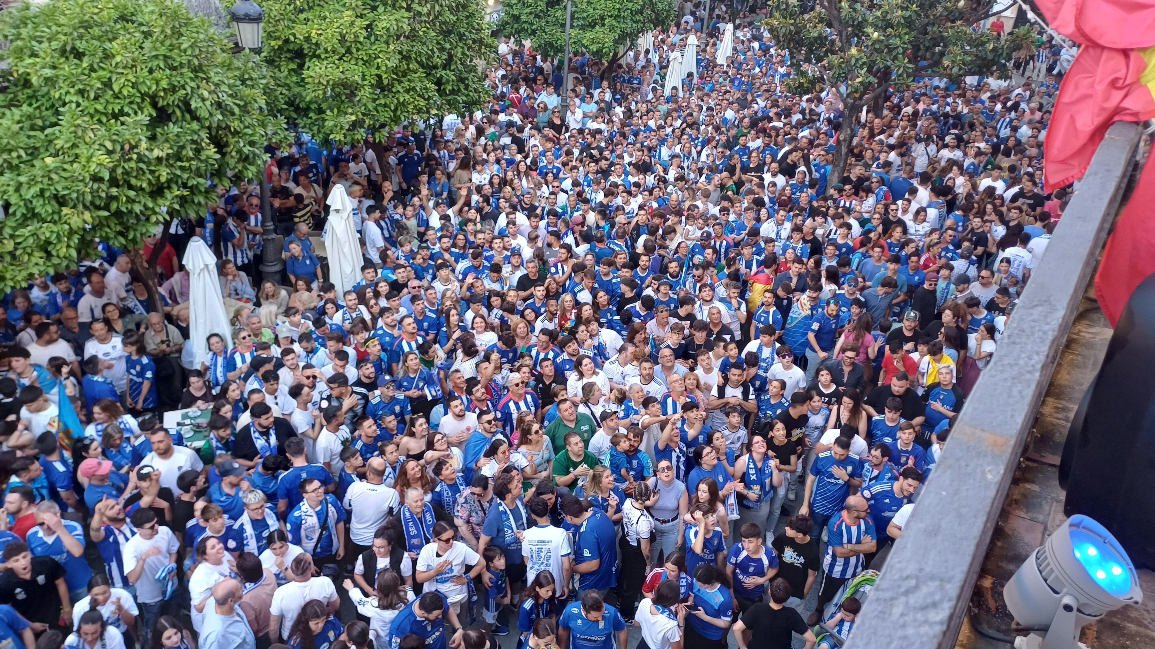 Así estaba la calle Consistorio poco antes de que llegara la comitiva del Xerez CD