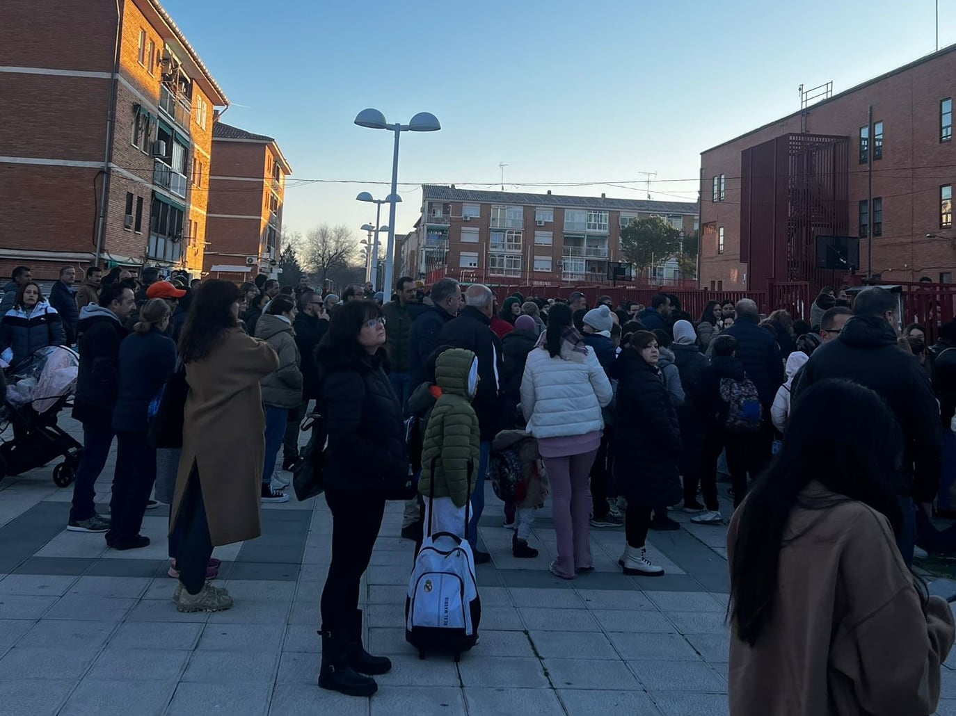 Concentración en el CEIP &quot;Rosa Parks&quot; en Toledo por la agresión al director del centro por parte de un padre.