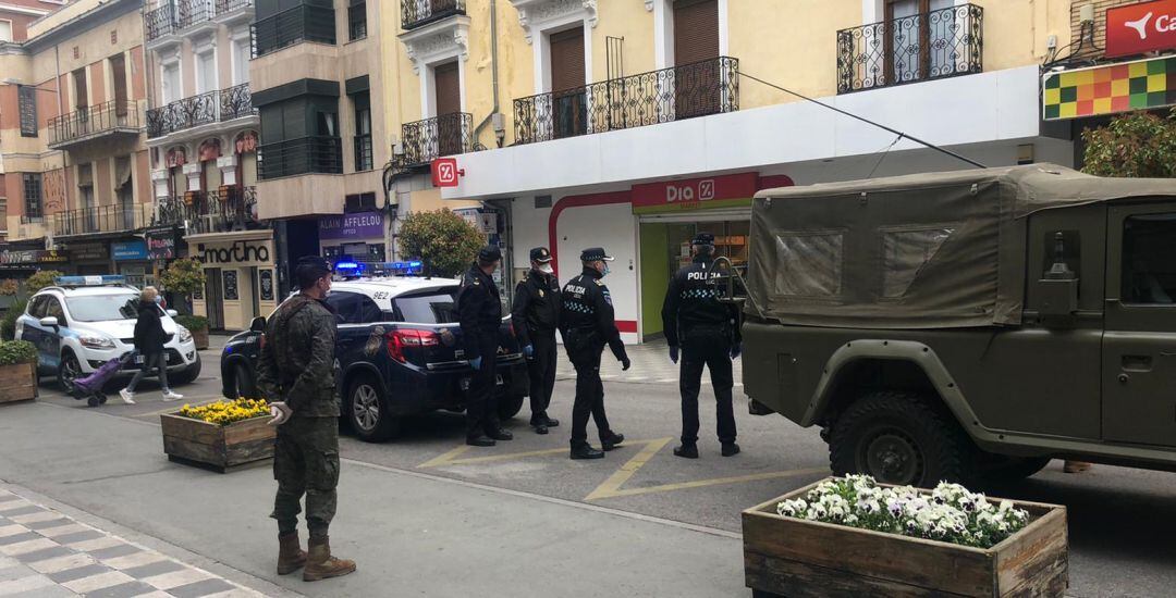 Miembros de la BRIPAC en Carretería, en el centro peatonal de Cuenca.