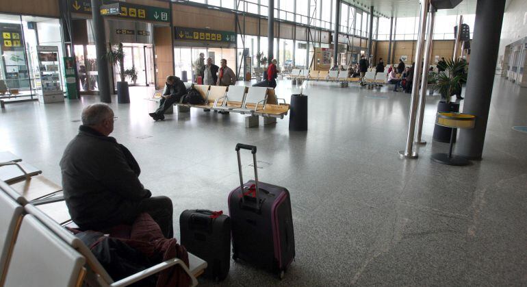 Pasajeros en la sala de espera del aeropuerto de Villanubla