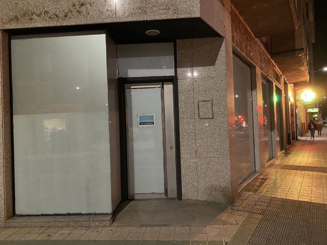 Oficina de CaixaBank cerrada en el barrio de San Antonio de Palencia
