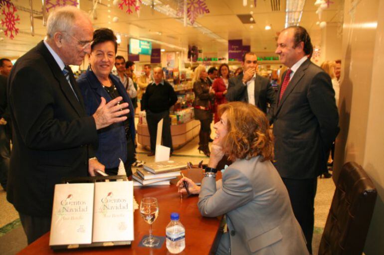 Vicente Sala y su esposa, María del Carmen Martínez, saludaban a la exalcaldesa de Madrid Ana Botella durante la presentación de un libro en presencia del expresidente de la Diputación de Alicante José Joaquín Ripoll