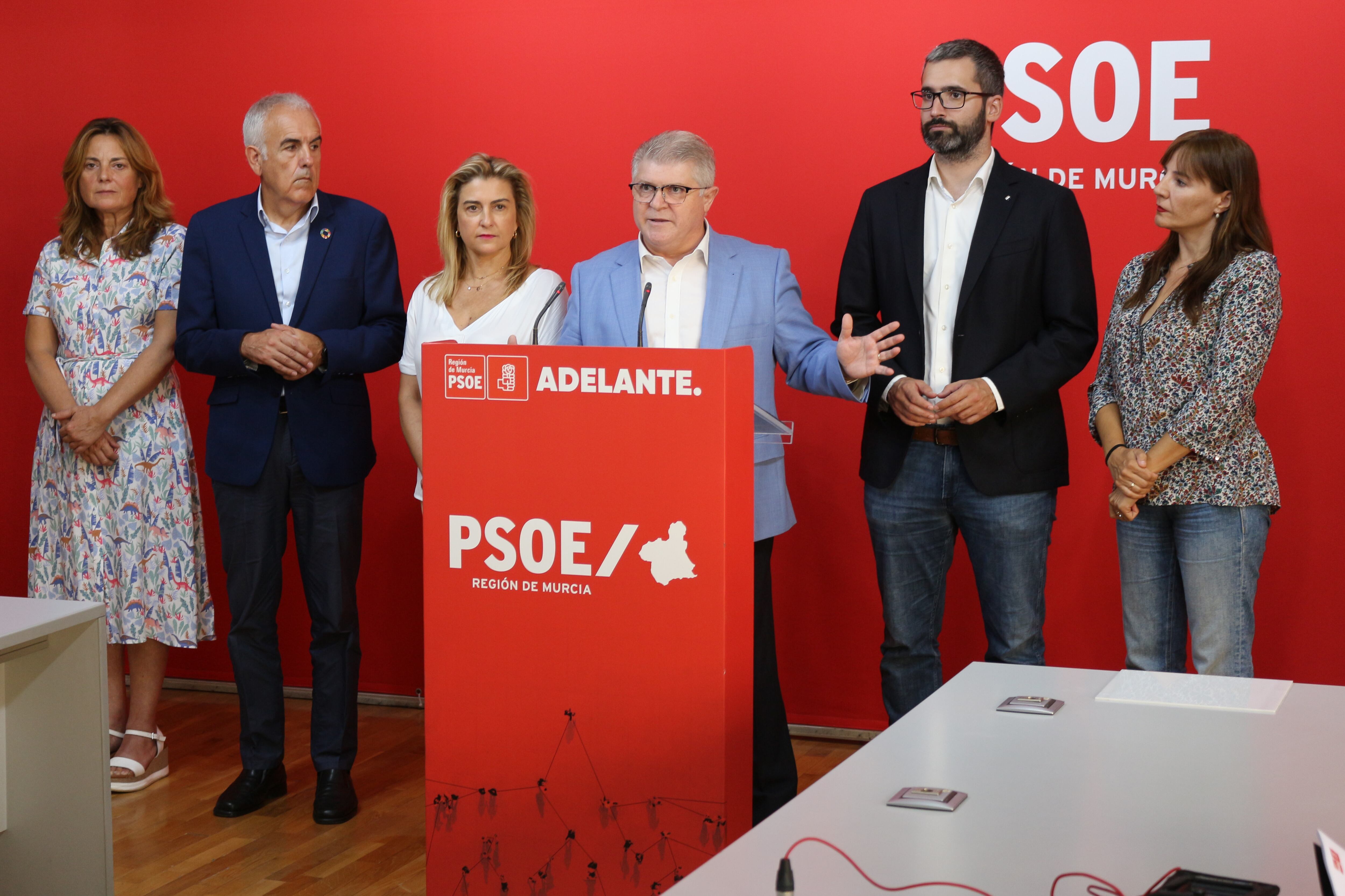 El secretario general de los socialistas murcianos, José Vélez, (centro) este lunes, durante la presentación del pacto por las infraestructuras