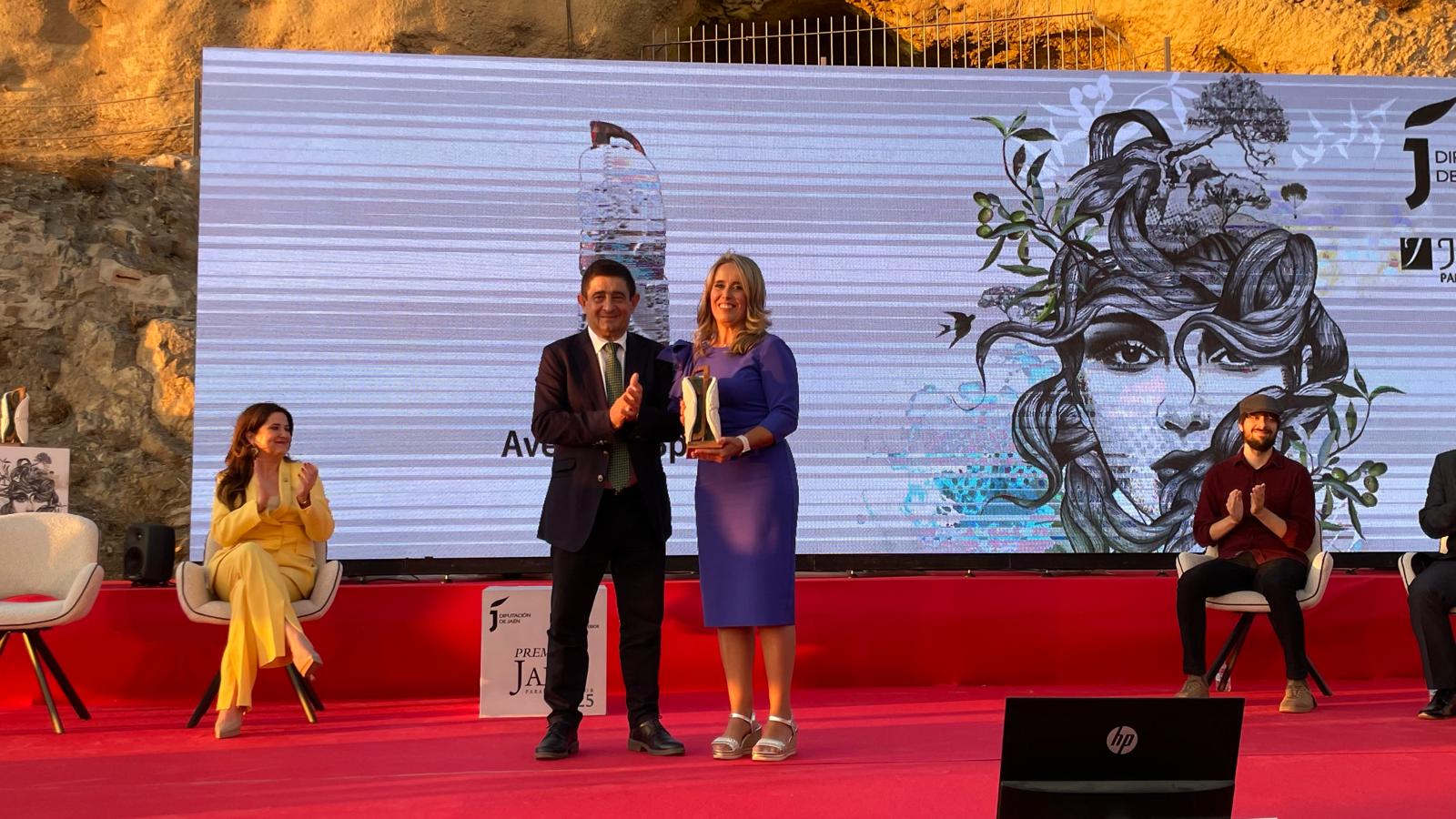 Catalina Moral ( Aventura Sport) recoge su premio de manos del presidente de la Diputación