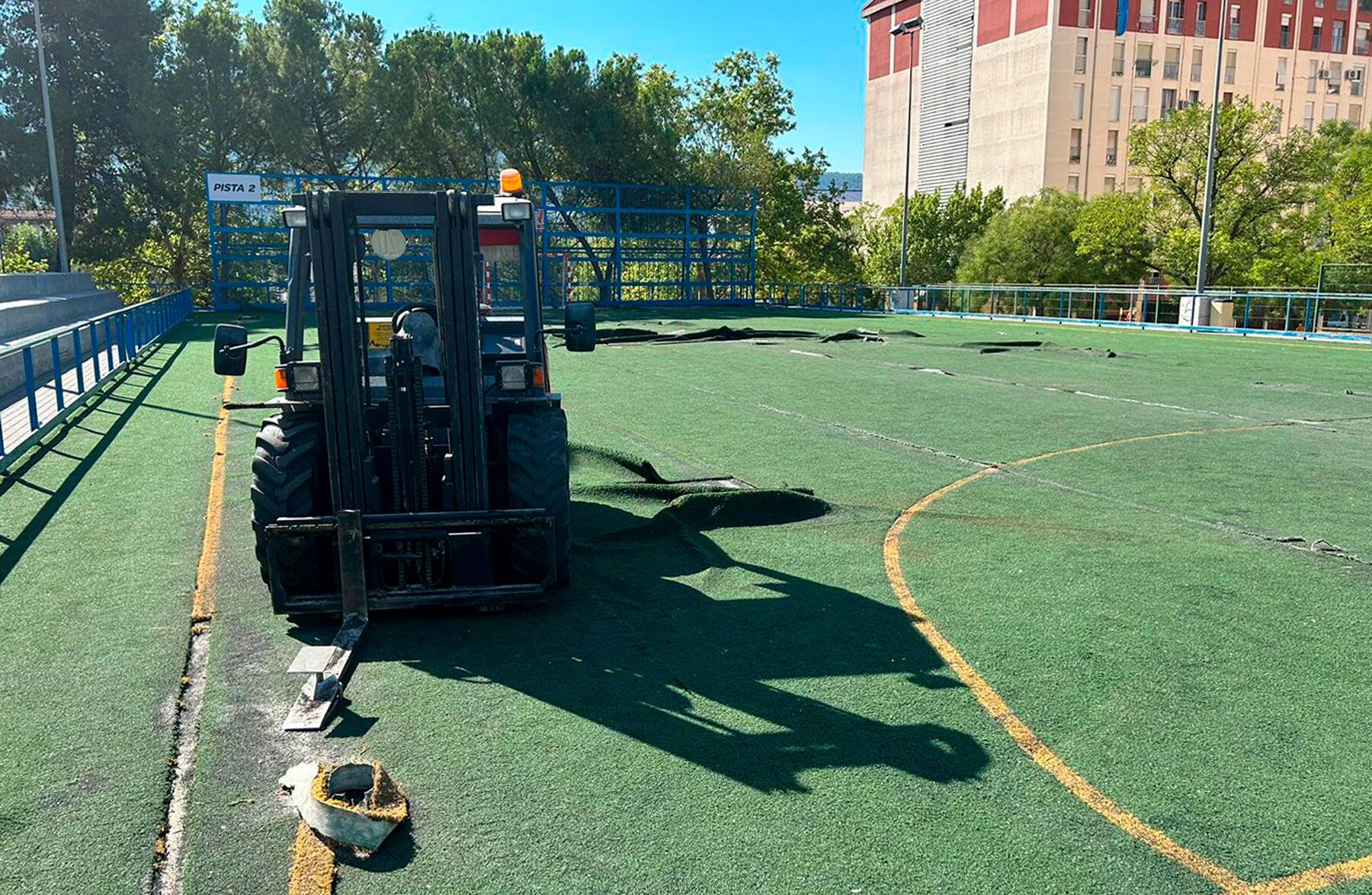 Imagen de las obras que se han iniciado en el polideportivo Caramanxel