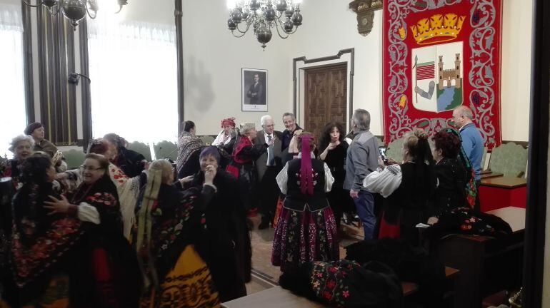 Miembros del Equipo de Gobierno Municipal junto a los grupos de aguedas en el Salón de Plenos del Ayuntamiento de Zamora