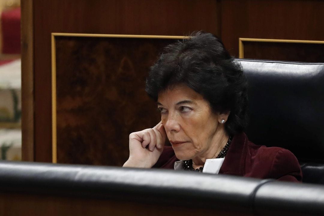 La ministra Portavoz y de Educación Isabel Celaá, durante el pleno del Congreso 