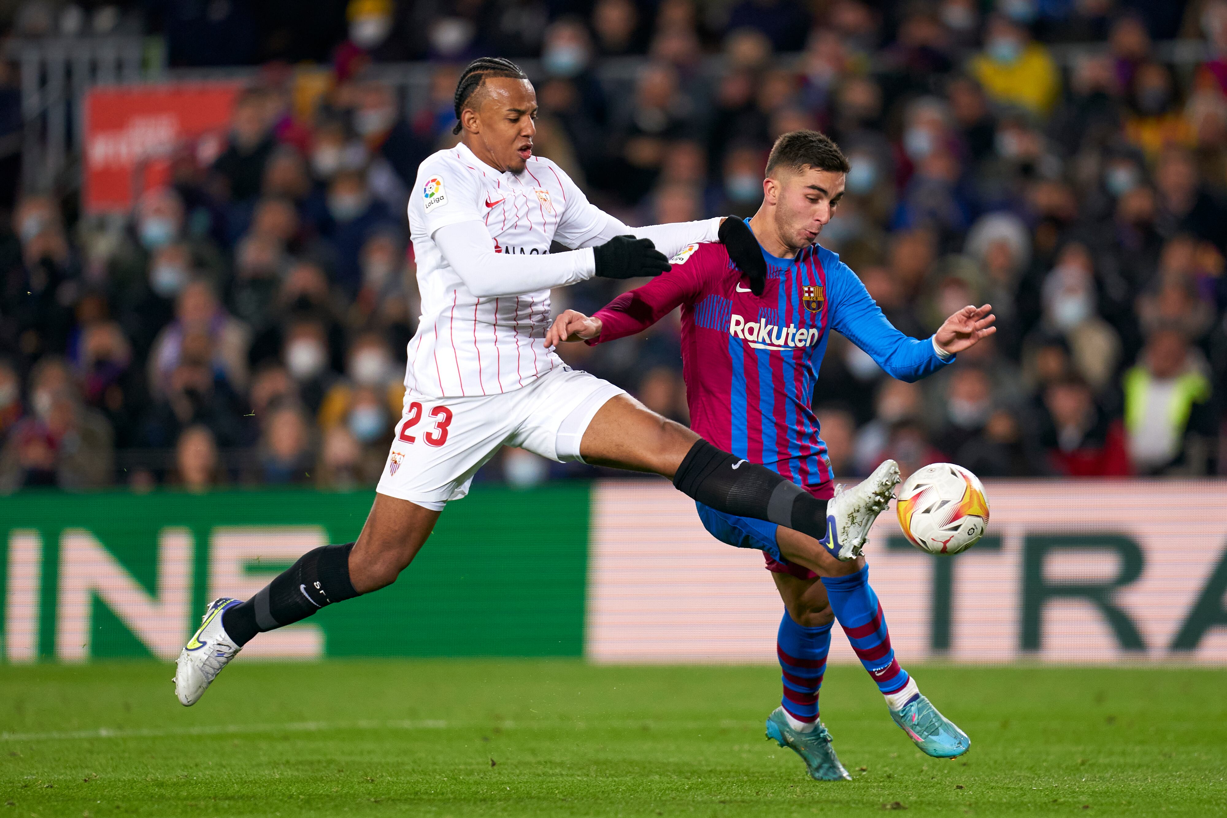 Jules Koundé y Ferran Torres disputando un balón