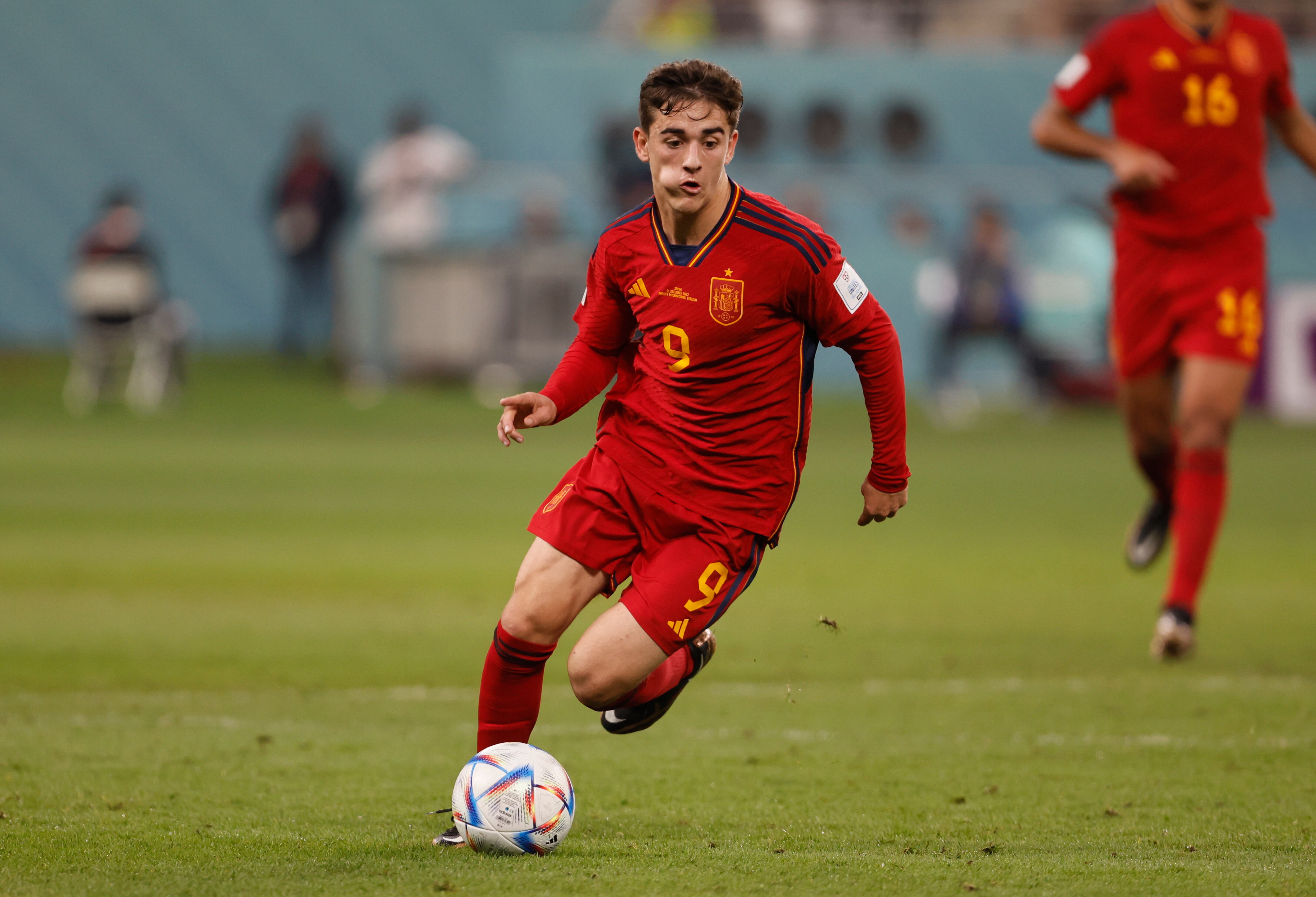 Gavi controla el balón en el partido ante Japón.