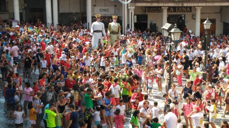 Vecinos participando en el Chupinazo