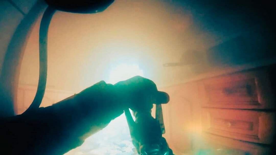 Los bomberos jiennenses tuvieron que afanarse, en plena madrugada, para poder sofocar el fuego en la vivienda