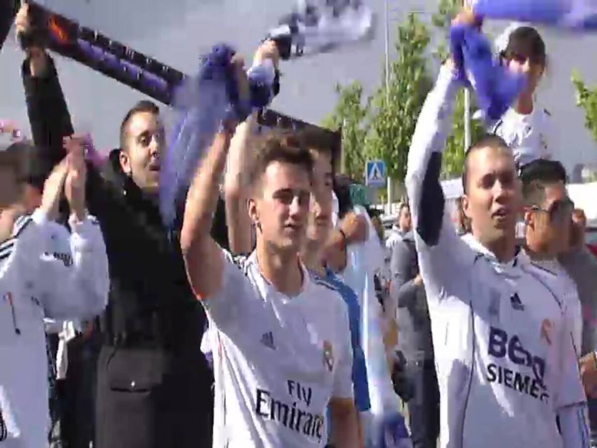 Cientos de madridistas despiden al Madrid en Valdebebas