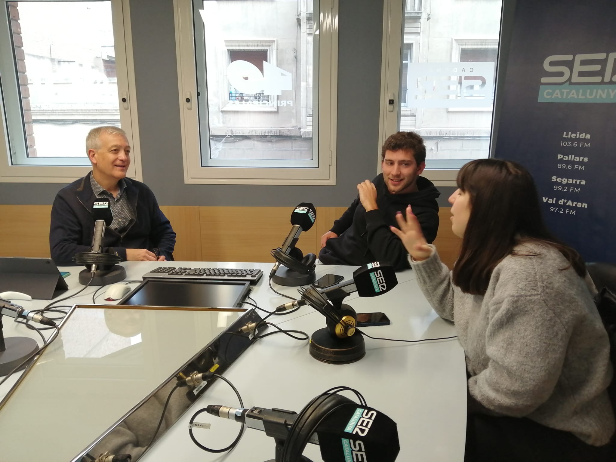 El vicerector d&#039;Internacional de la UdL amb dos dels alumnes forans que enguany amplien estudis a Lleida. Foto: Ràdio Lleida.