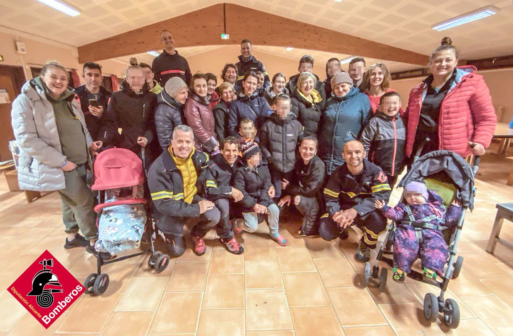 Imagen de los bomberos voluntarios y las personas refugiadas de todas las edades que huyen de la guerra en Ucrania