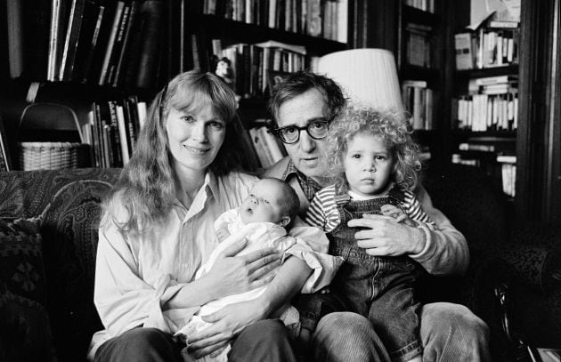 Mia Farrow, Woody Allen y sus hijos en una foto de 1988