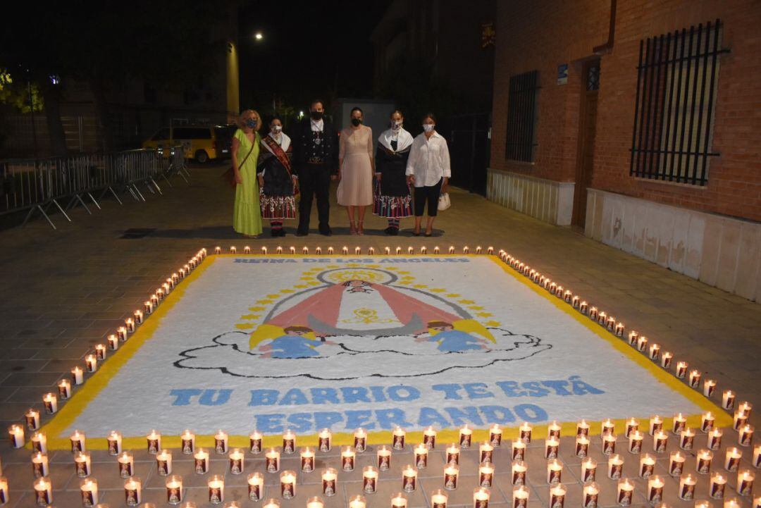Imagen de la alfombra de velas realizada en el barrio de Los Ángeles en homenaje a las víctimas del Covid19