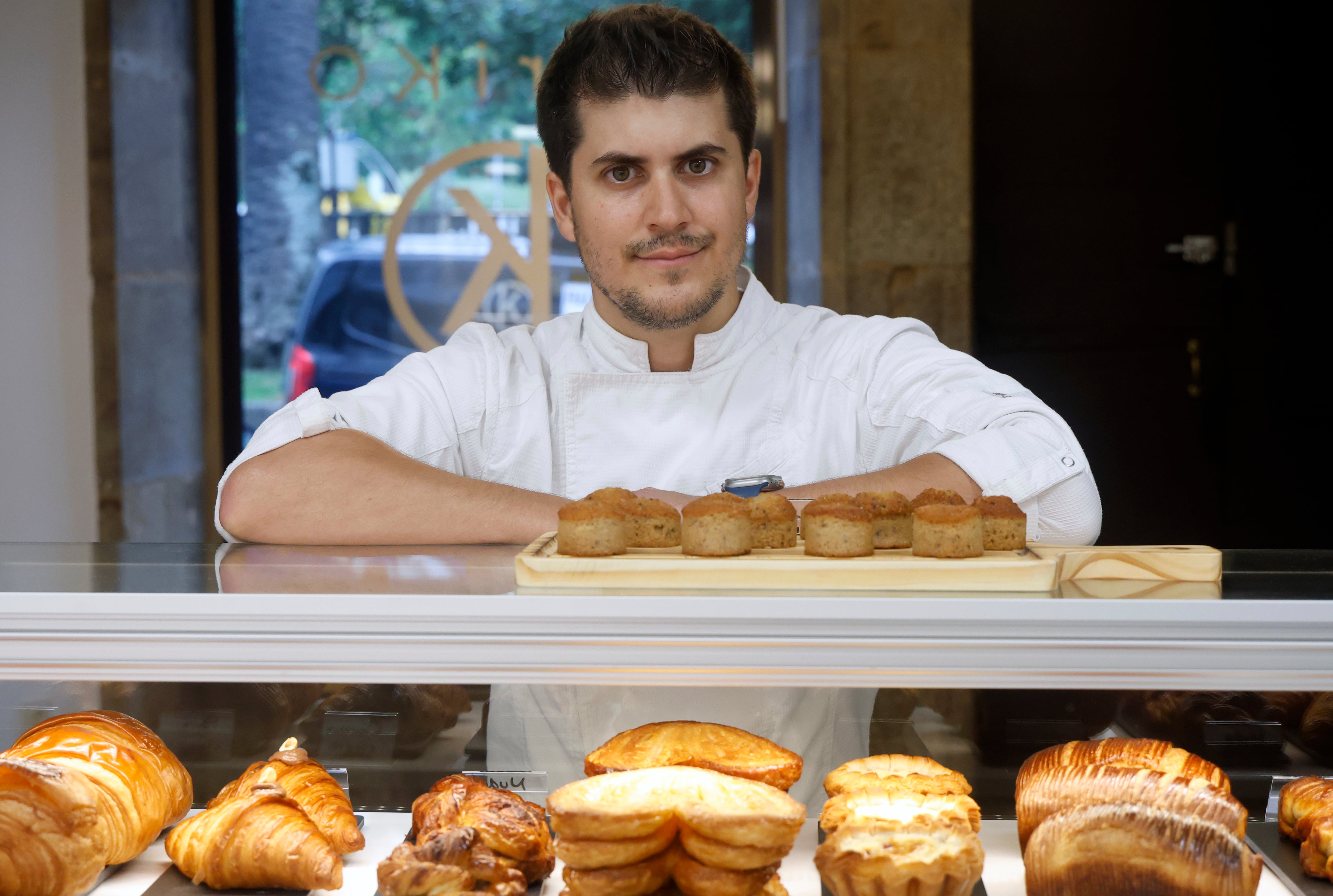 Santiago Yáñez, en el nuevo local de KeriKO en la plaza de Amboage de Ferrol (foto: Kiko Delgado / EFE)