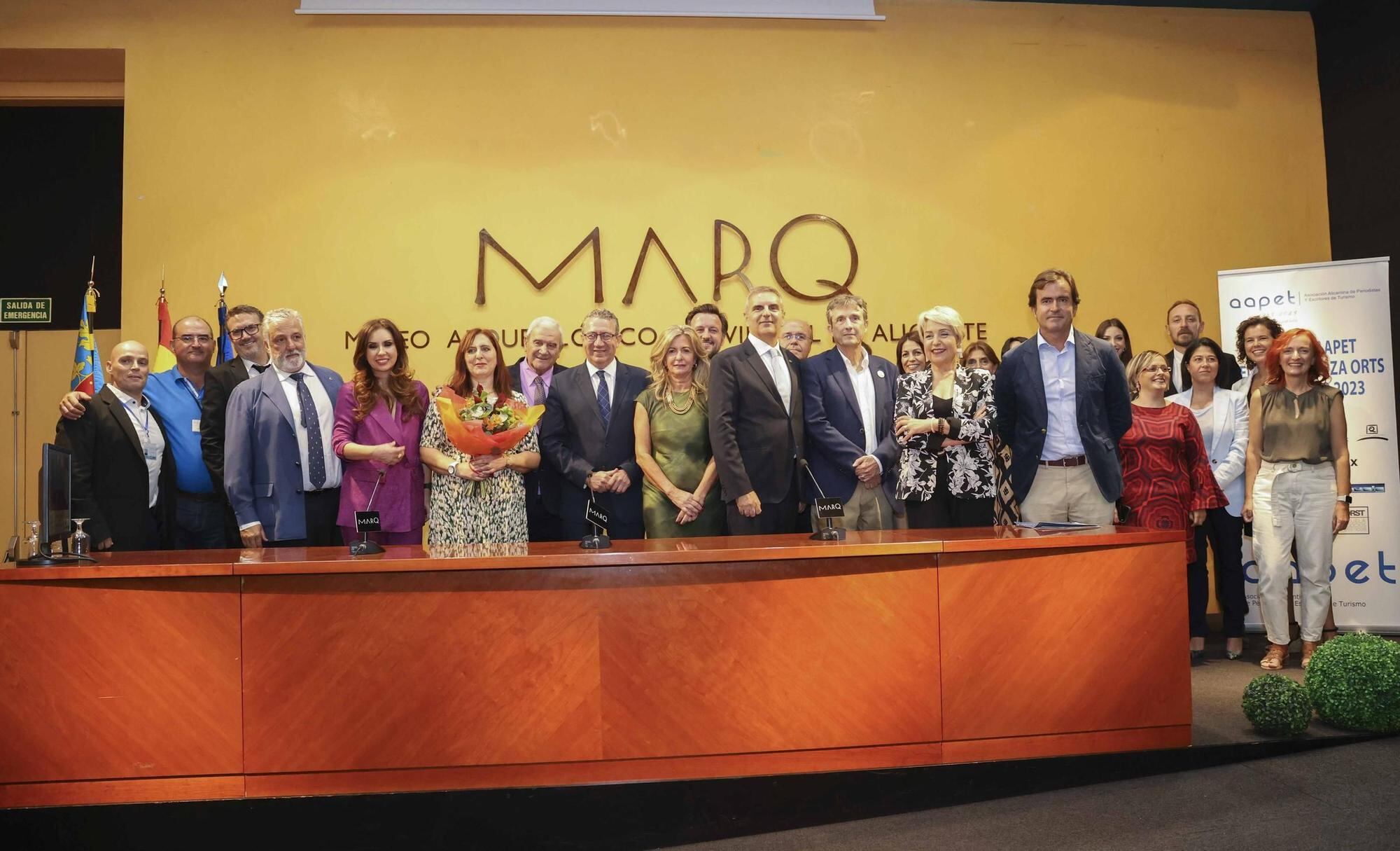 Fotografía de familia de los premiados en el MARQ