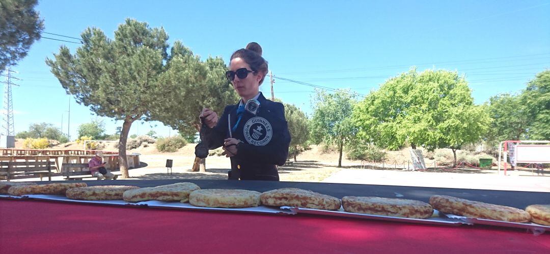 La jueza del Guinnes contando las tortillas