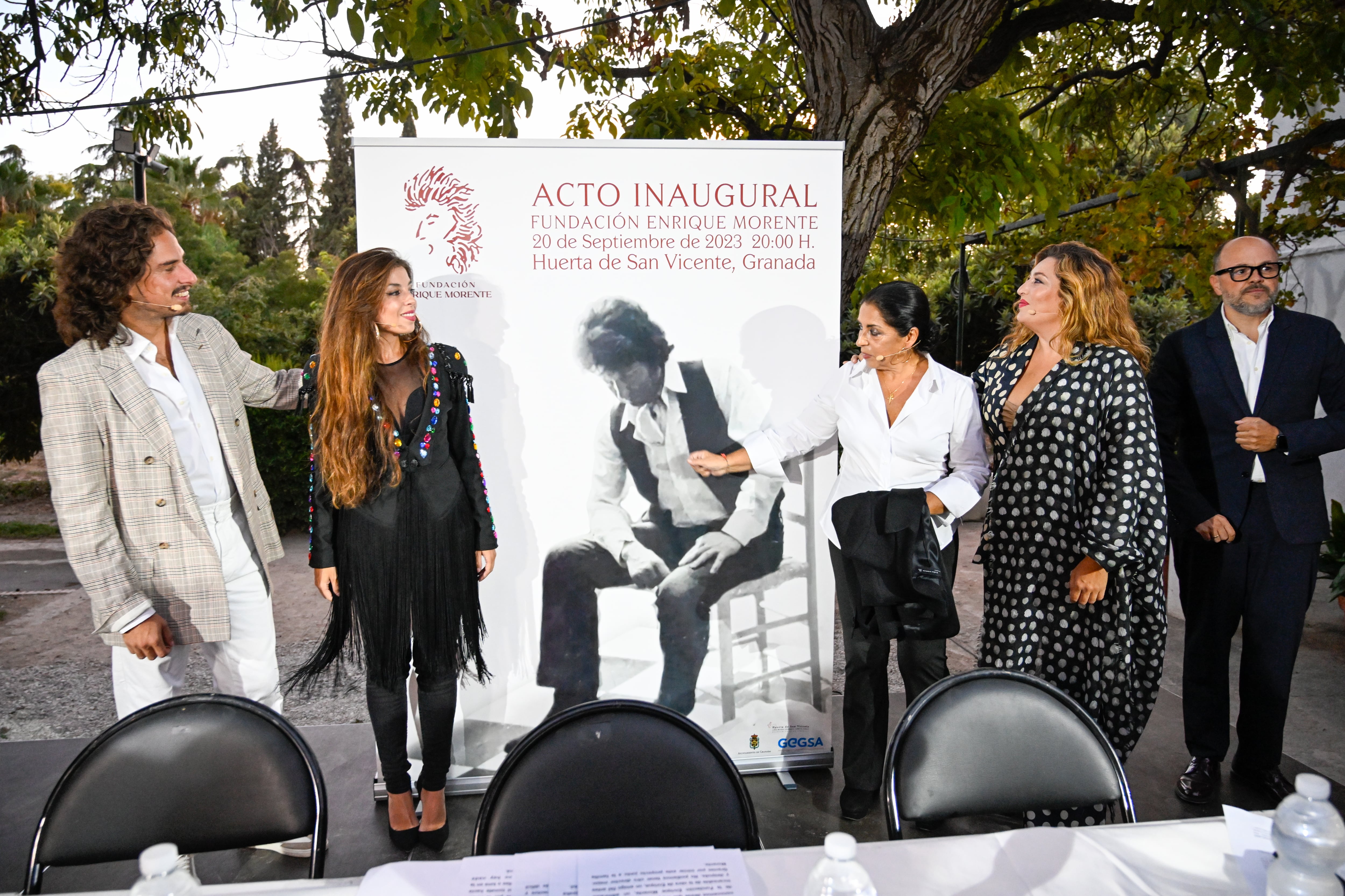 La viuda de Enrique Morente, Aurora Carbonell (c) acompañada por sus hijos, Kiki (i), Solea (2i) y Estrella y el director de la fundación, José Manuel Medina, durante la presentación de la fundación artística y cultural Enrique Morente hoy miércoles en la Huerta de San Vicente, en Granada