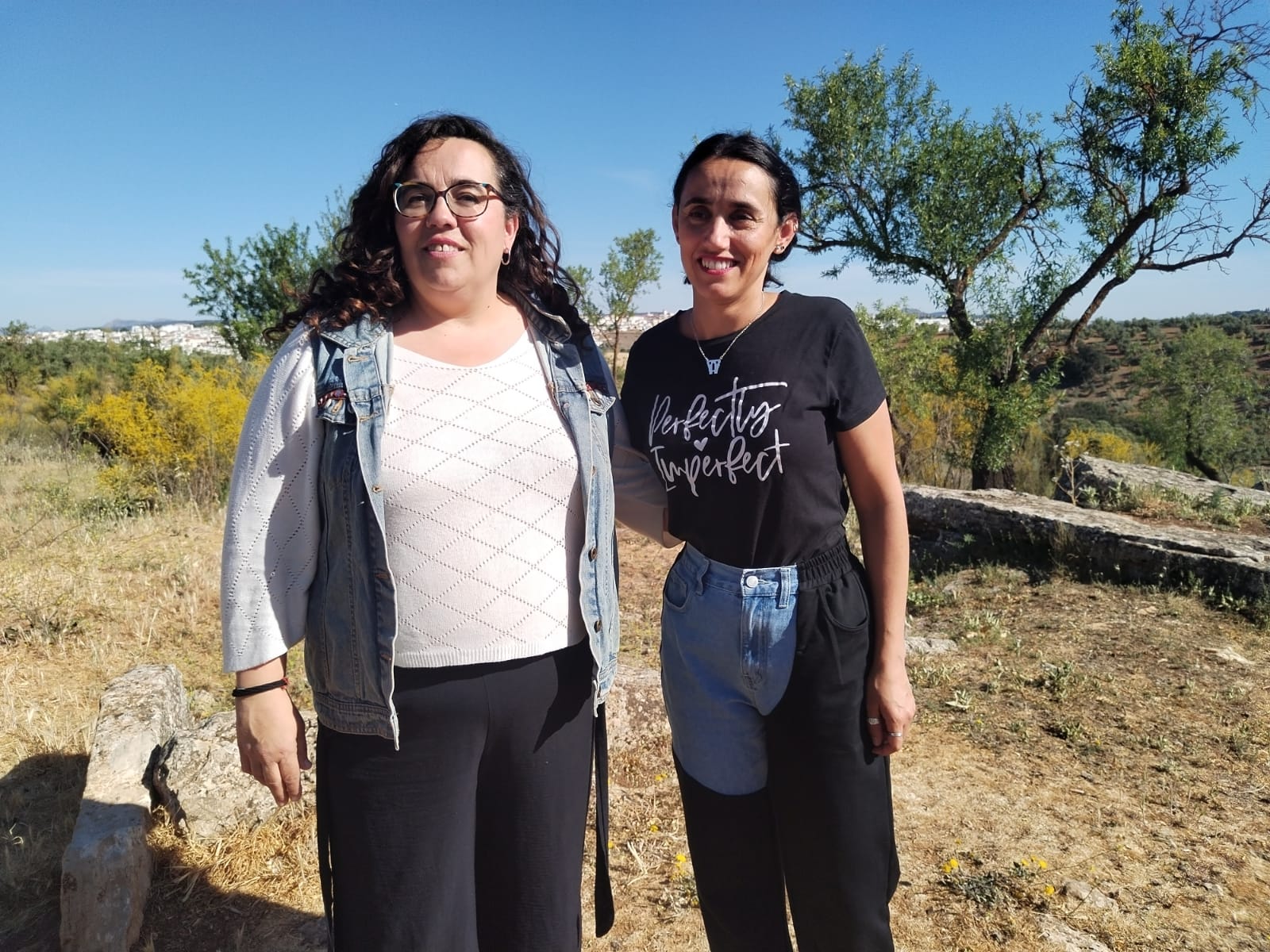 Fran Sancho y Lorena Peña junto a los restos megalíticos de la Planilla