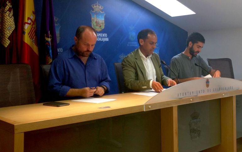 Los tres portavoces de los grupos de la oposición reclamando en rueda de prensa la Comisión de Transparencia.