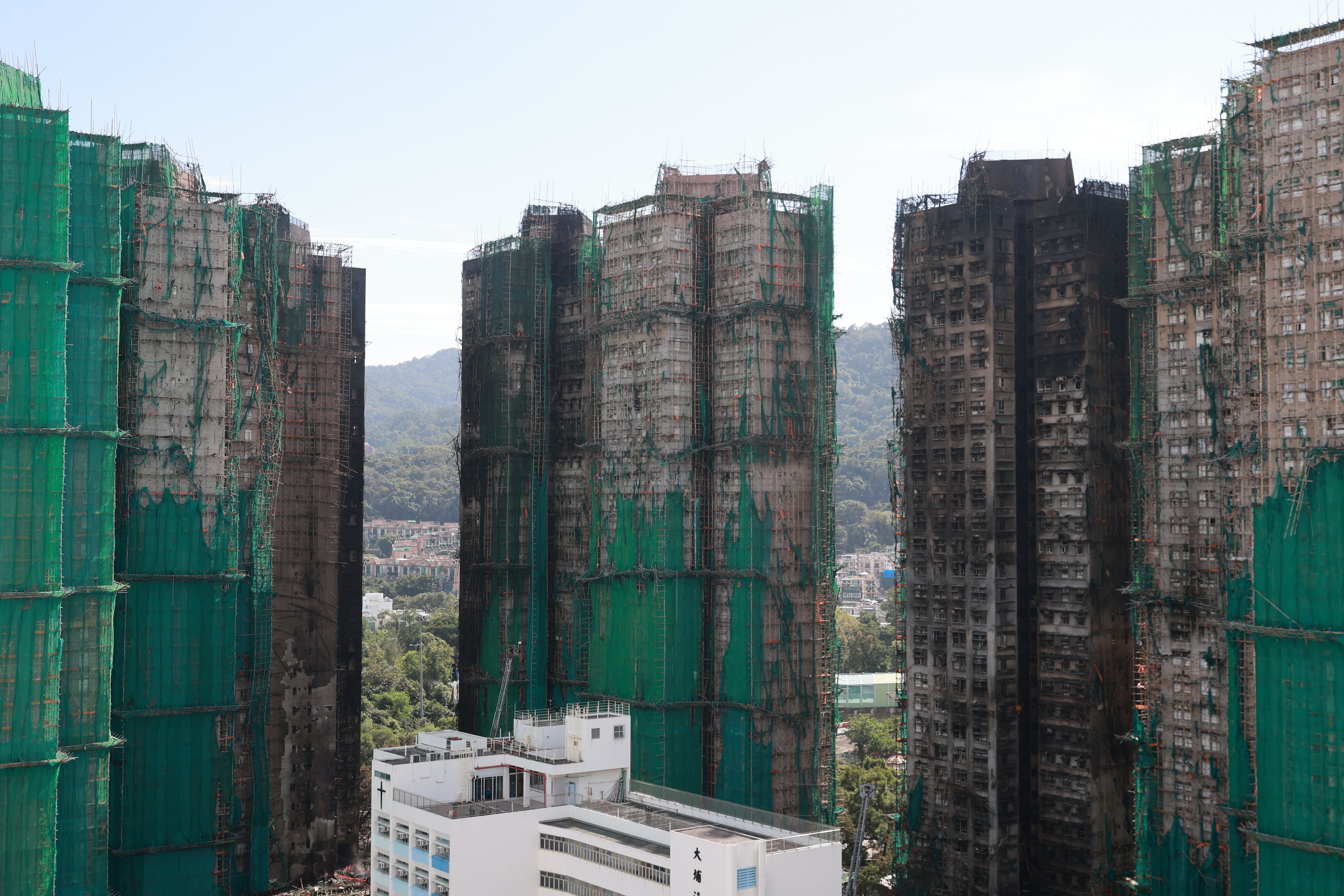 Vista de los escombros tras el incendio del apartamento Tai Po en Hong Kong, China