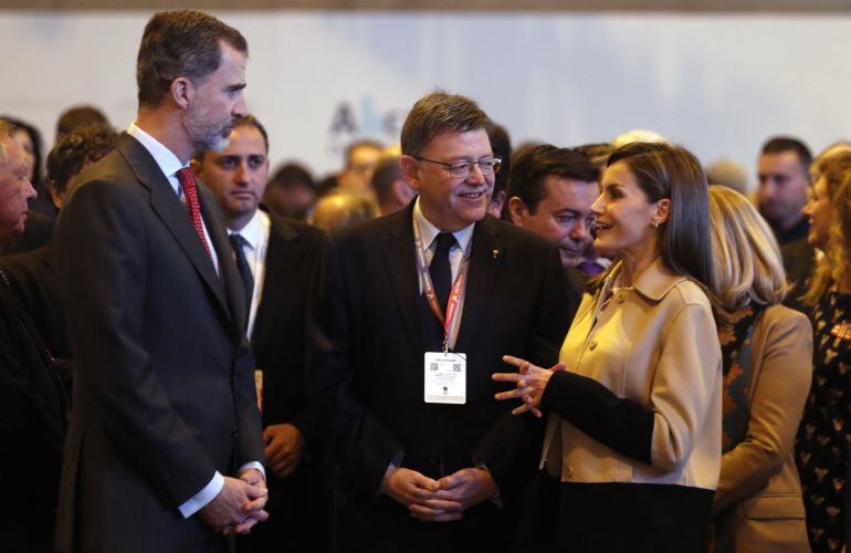 Los Reyes Felipe VI y Letizia, conversan con el president de la Generalitat, Ximo Puig, en el stand de la Comunitat valenciana en Fitur