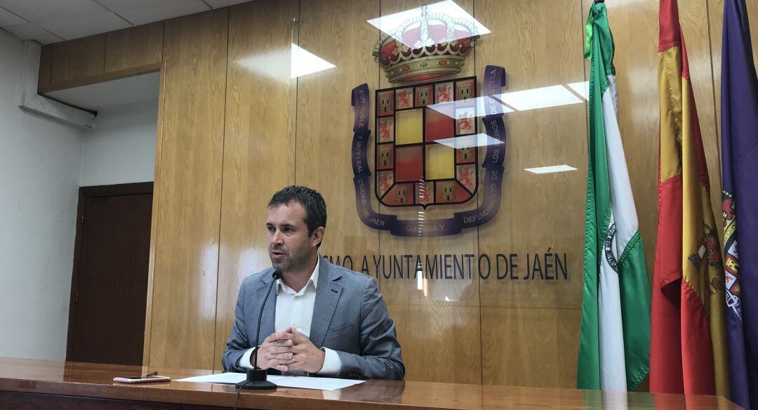 El alcalde de Jaén, Julio Millán, durante una rueda de prensa.