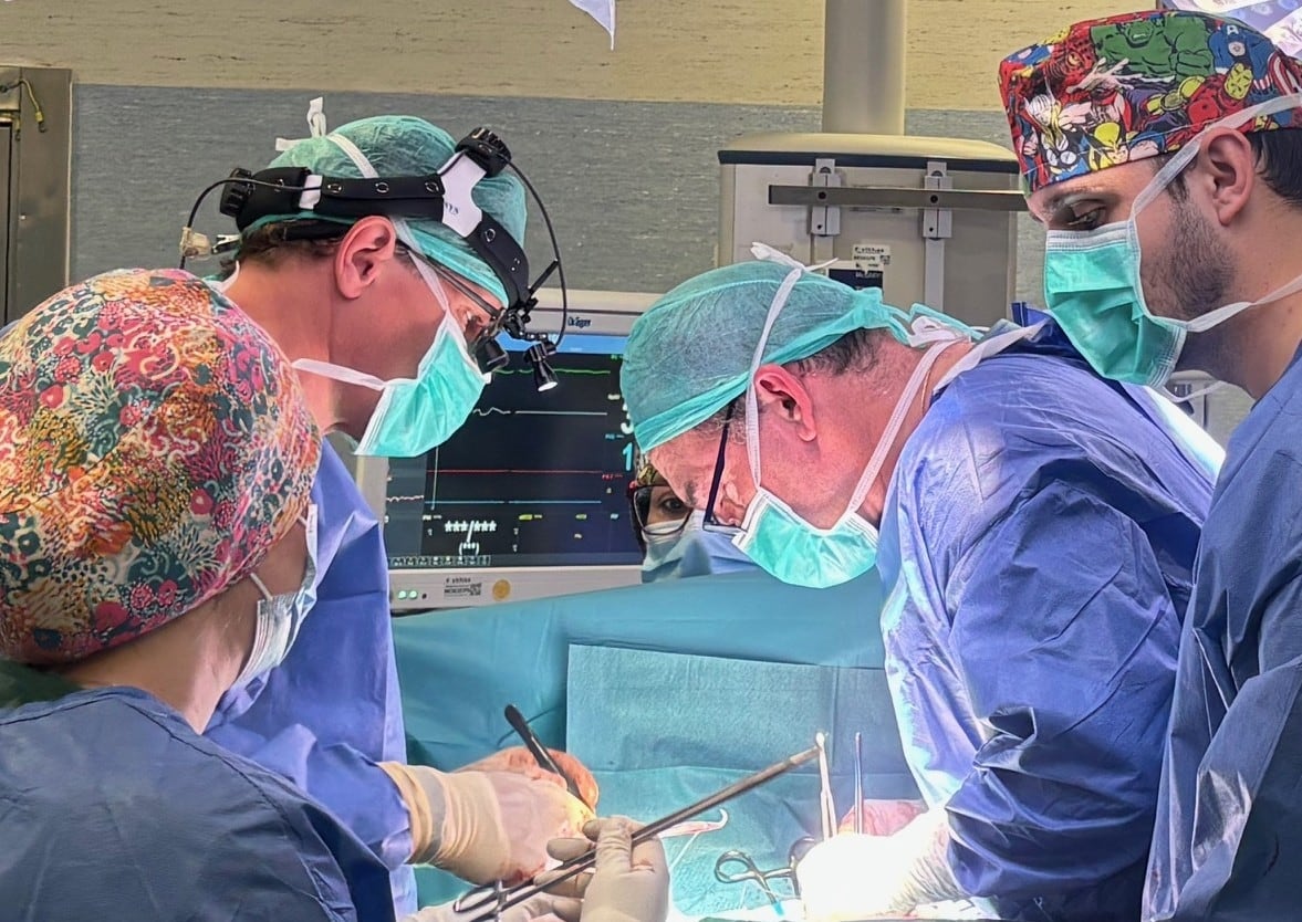 Dr. Pedro Aranda durante una cirugía cardíaca