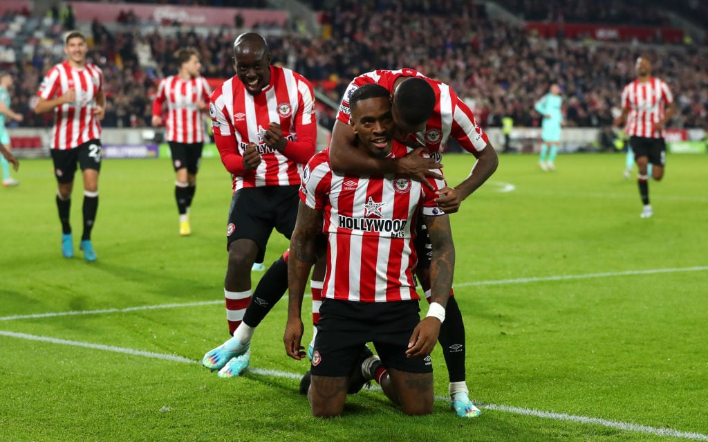 Ivan Toney no tuvo una buena tarde pese a meter dos goles ante el Brighton, pues ese mismo día recibió abusos raciales en sus redes sociales.