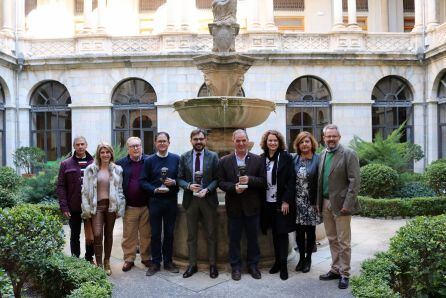 Autoridades y premiados en el patio del palacio Provincial